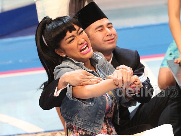 Nagita Dipingit, Raffi Ahmad Peluk-peluk Jupe