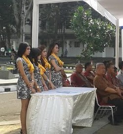 Cewek Pakai Dress Mini Mejeng di Launching Bus Sekolah Bandung