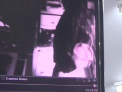 Terekam CCTV, Pencuri Minimarket Ini Pakai Mukena Saat Beraksi