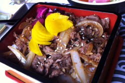 Ikuze: Ayo Makan Gyuniku Don yang Gurih Manis!