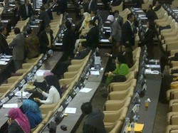 Gaya Ceu Popong Ikut Voting MPR: Banyak Senyum dan Makan Burger