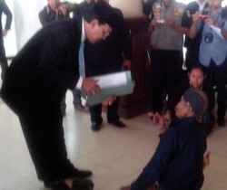 Dijadikan Tersangka, Mbah Darso Sujud di Depan Sultan Minta Perlindungan