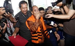 Hendak Diperiksa KPK, Gubernur Riau Berkaca-kaca dan Minta Maaf