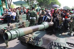 Asyiknya Keliling Jalanan Aspal Surabaya Naik Tank Leopard