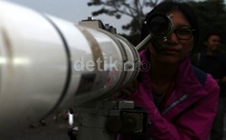 Penasaran Gerhana Bulan Darah, Ratusan Warga Solo Datangi Observatorium