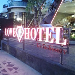 CT Resmikan Hotel Fashion Pertama Dunia di Bali