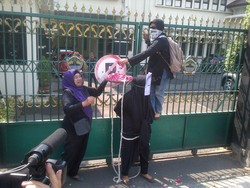 Calon TKI Diadili, 3 Perempuan Lempar Bunga ke Disnakertrans Jateng