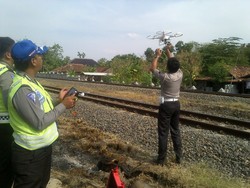 Olah TKP Kecelakaan Kereta Vs Kijang, Polisi Gunakan Remote Control