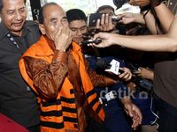 Gubernur Riau Berkaca-kaca Saat Akan Diperiksa KPK
