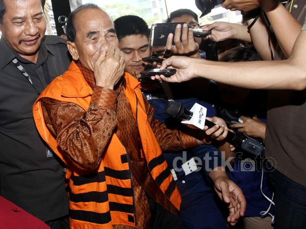 Gubernur Riau Berkaca-kaca Saat Akan Diperiksa KPK Gubernur Riau Berkaca-kaca Saat Akan Diperiksa KPK