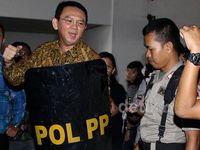 Ahok Jajal Tameng Satpol PP