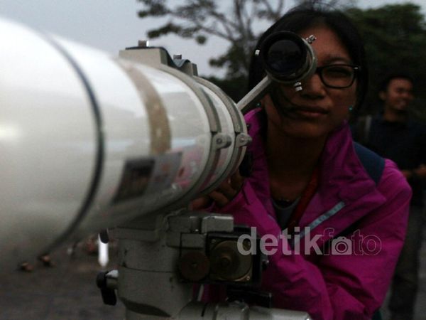 Ingin Lihat Gerhana Bulan, Warga Padati Planetarium
