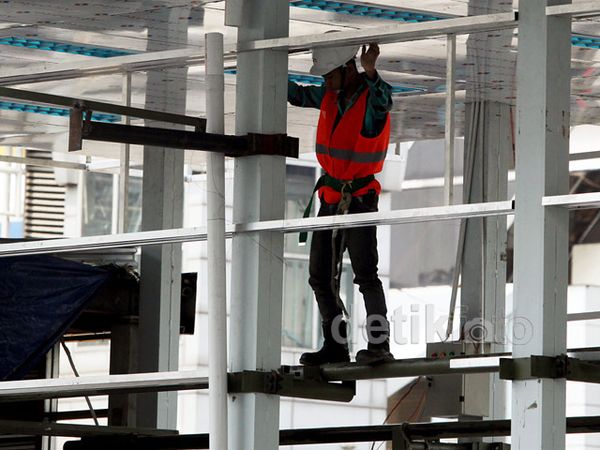 Merampungkan Pembuatan Halte TransJ