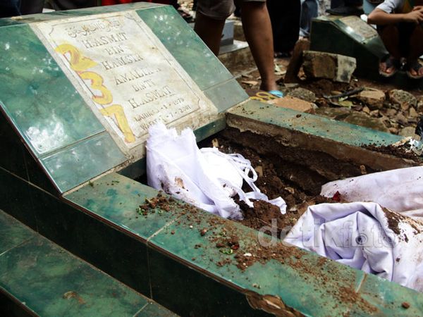 Kain Kafan di Atas Makam Gegerkan Warga Cipinang