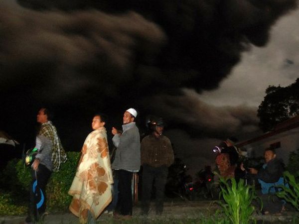Gunung Sinabung Semburkan Abu Vulkanik Gunung Sinabung Semburkan Abu Vulkanik