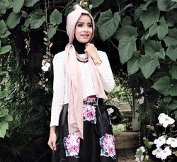 Hijab Style: Padu Padan Busana Bermotif Ala Make-up Artist Aghnia Punjabi