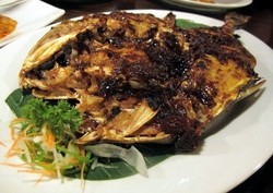 Makan Siang Mantap: Ikan Bakar Berbumbu Pedas dari Manado dan Makassar
