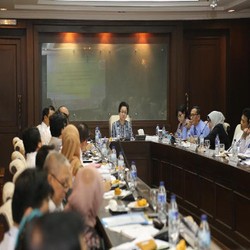 Rangkap Menakertrans, Armida Ingin Hemat Anggaran Dinas