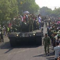 Tank Leopard Diarak Keliling Surabaya Peringati HUT TNI