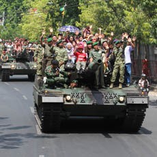 Serunya Keliling Menumpang Tank Leopard di Surabaya