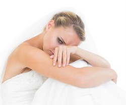 Wanita Ini Nongkrong di Tempat Pembuangan Sampah Cari Gaun Pengantin