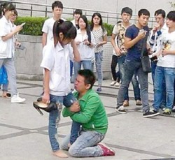 Pria Ini Sampai Menangis dan Bersimpuh Demi Lamaran Diterima Kekasih