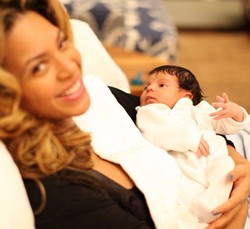 16 Selebriti yang Perkenalkan Bayinya Pada Dunia Lewat Media Sosial (Bag. 1)