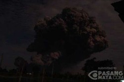 Hujan Abu Akibat Letusan Sinabung Batasi Jarak Pandang di Karo