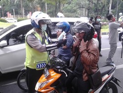 Abu Vulkanik Sinabung, Polisi Bagikan Masker untuk Pengendara di Medan