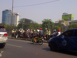 Penampakan Belasan Pemotor Penerobos Busway Antre Ditilang Rp 500 Ribu