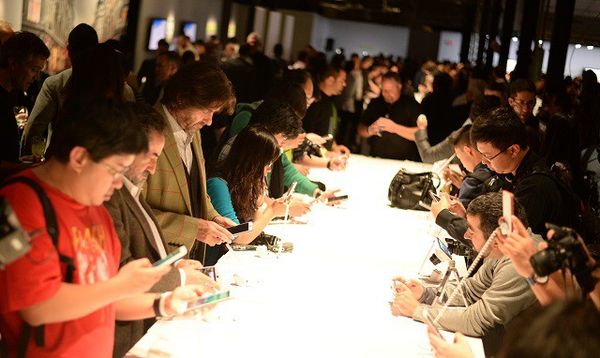 Menyaksikan Kelahiran Rajanya Ponsel Selfie