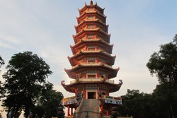 Bukan di China, Pagoda yang Cantik Ini Ada di Palembang