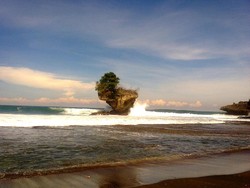 Debur Ombak Raksasa di Pantai Madasari, Pangandaran