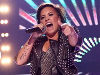 Demi Lovato Gotik dan Energik di Panggung