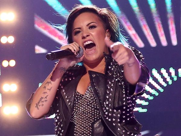Demi Lovato Gotik dan Energik di Panggung
