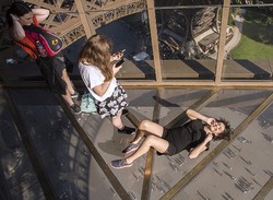 Yang Baru Dari Paris, Melayang di Menara Eiffel