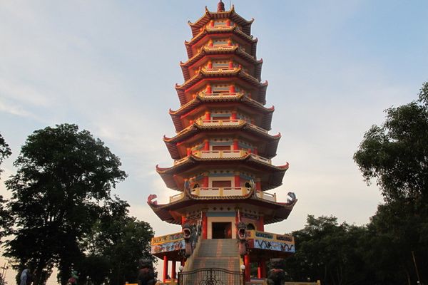 Bukan di China, Pagoda yang Cantik Ini Ada di Palembang