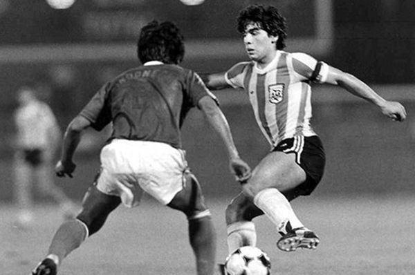 Diego Maradona dihadang pemain Indonesia di Piala Dunia U-20 1979 (FIFA) Diego Maradona dihadang pemain Indonesia di Piala Dunia U-20 1979 (FIFA)