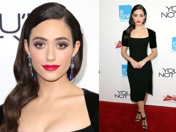 Emmy Rossum Seksi Berbibir Merah