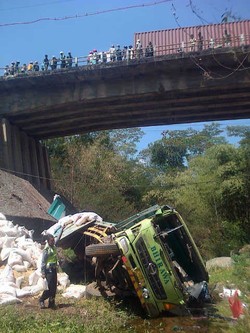 Truk Tronton Terjun ke Sungai Sedalam 15 Meter, Sopir Tewas