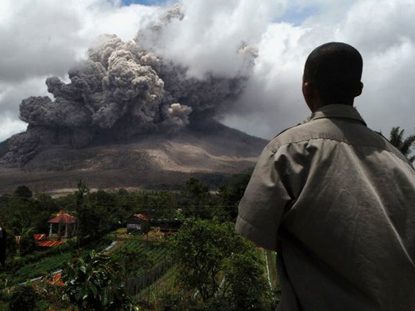 Gunung Sinabung Semburkan Awan Panas