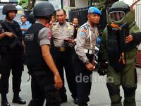Gegana Periksa Paket Mencurigakan di Jatinegara