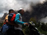Warga Lereng Gunung Sinabung Mengungsi