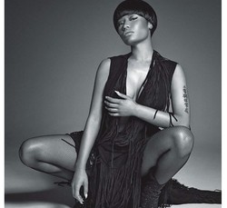 Foto: Ketika Nicki Minaj Tampil Classy dan Maskulin Untuk Vogue