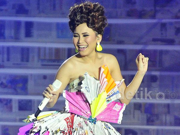 Ayu Ting Ting Centil Warna-warni