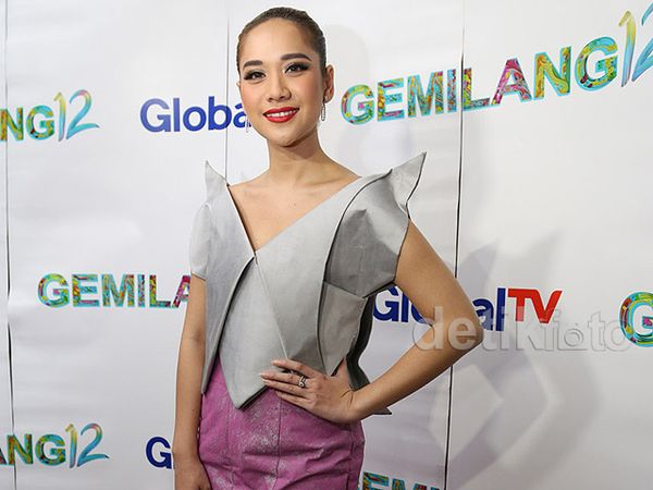 Gaun Futuristik Bunga Citra Lestari