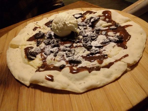 Bersantai Sambil Cicipi Oreo Party Pizza dan Mojito di Rocca