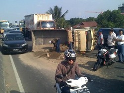 Truk Pengangkut Pasir Terguling, Pasupati Macet Parah
