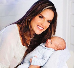 16 Selebriti yang Perkenalkan Bayinya Pada Dunia Lewat Media Sosial (Bag. 2)
