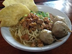 Bakso Tennis Pak Kribo: Semangkuk Bakso dan Mie Ayam Berkuah Gurih Segar